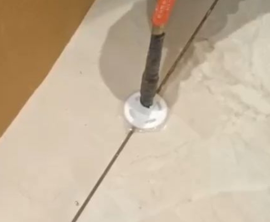 东营瓷砖空鼓维修公司专业解答瓷砖在铺贴过程中，如果没有涂抹均匀到位的粘结材料（如水泥砂浆或瓷砖胶），可能会导致以下问题