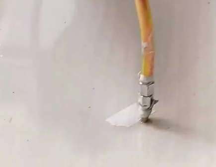东营瓷砖空鼓维修公司专业解答在瓷砖铺贴过程中，如果使用的砂料过粗（如全部使用了粗砂），可能会导致以下问题