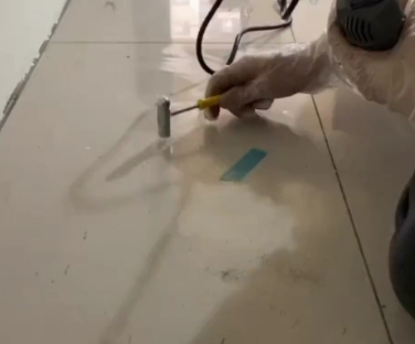 东营瓷砖开裂维修公司专业分享瓷砖在铺贴前如果没有沥干水分，将会导致以下问题